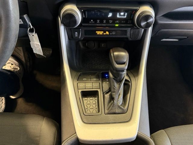 Toyota RAV4 Vehicle Full-screen Gallery Image 15