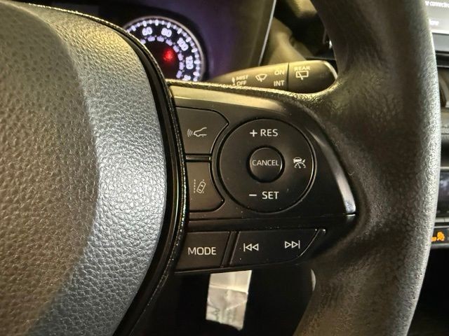 Toyota RAV4 Vehicle Full-screen Gallery Image 16