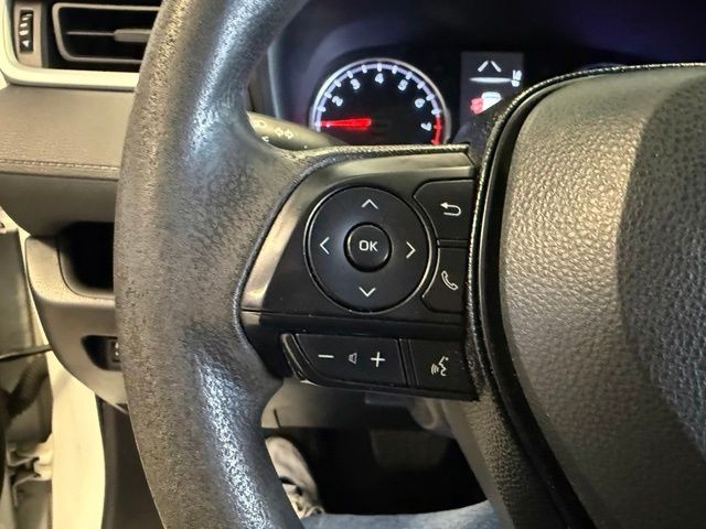 Toyota RAV4 Vehicle Full-screen Gallery Image 17