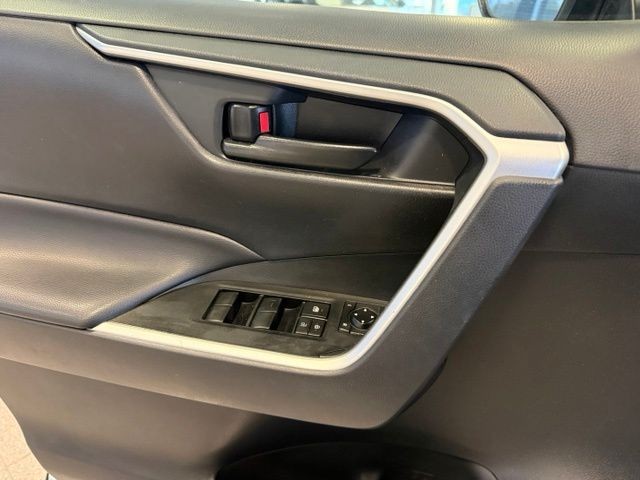 Toyota RAV4 Vehicle Full-screen Gallery Image 18