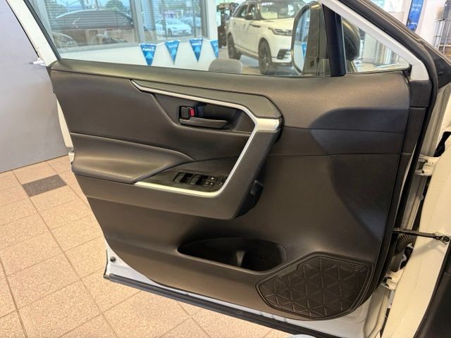 Toyota RAV4 Vehicle Full-screen Gallery Image 19