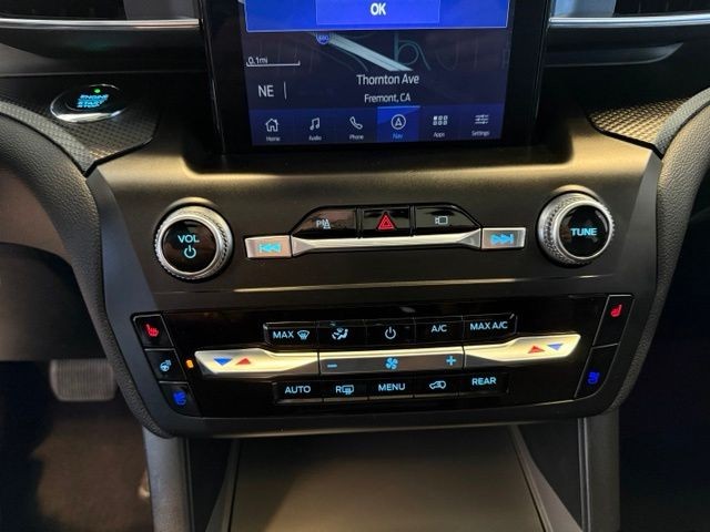 Ford Explorer Vehicle Full-screen Gallery Image 16
