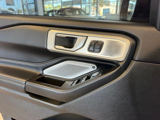 Ford Explorer Vehicle Full-screen Gallery Image 20