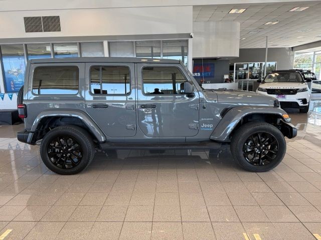 Jeep Wrangler Vehicle Full-screen Gallery Image 02
