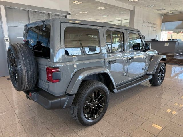Jeep Wrangler Vehicle Full-screen Gallery Image 03