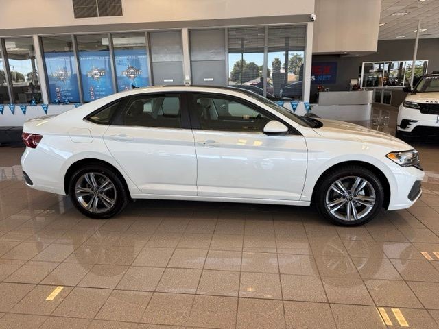 Volkswagen Jetta Vehicle Full-screen Gallery Image 02