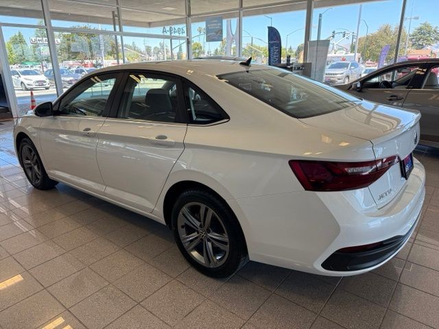 Volkswagen Jetta Vehicle Full-screen Gallery Image 05
