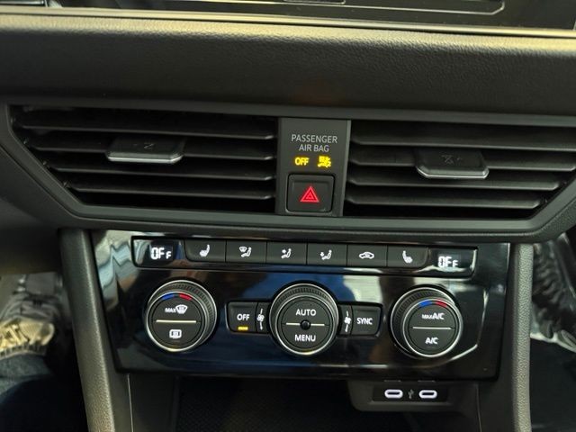 Volkswagen Jetta Vehicle Full-screen Gallery Image 15