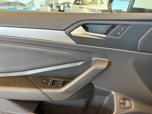 Volkswagen Jetta Vehicle Full-screen Gallery Image 19