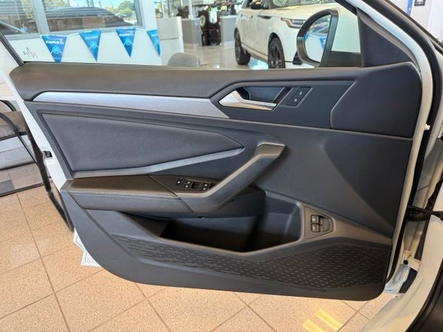Volkswagen Jetta Vehicle Full-screen Gallery Image 20