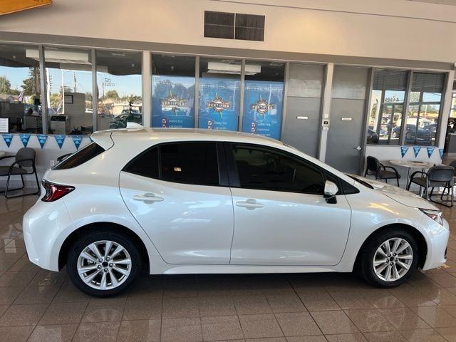 Toyota Corolla Hatchback Vehicle Full-screen Gallery Image 04