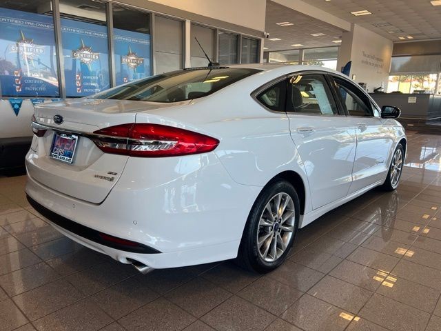 Ford Fusion Vehicle Full-screen Gallery Image 04