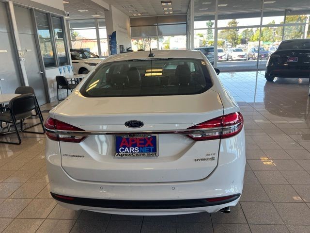 Ford Fusion Vehicle Full-screen Gallery Image 05