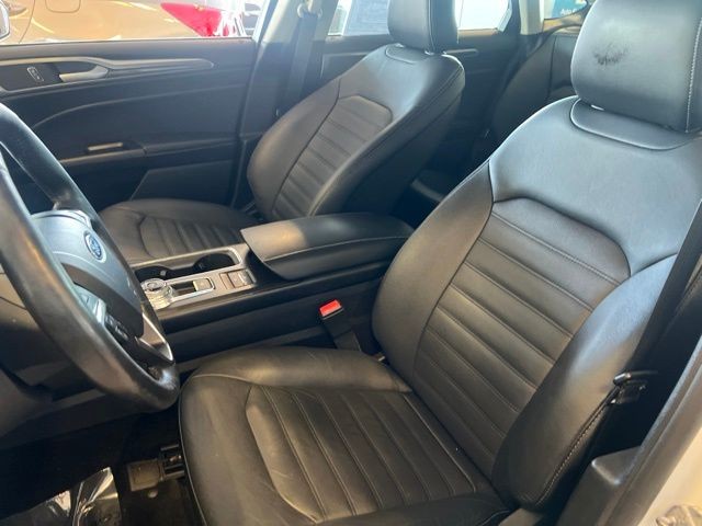 Ford Fusion Vehicle Full-screen Gallery Image 11