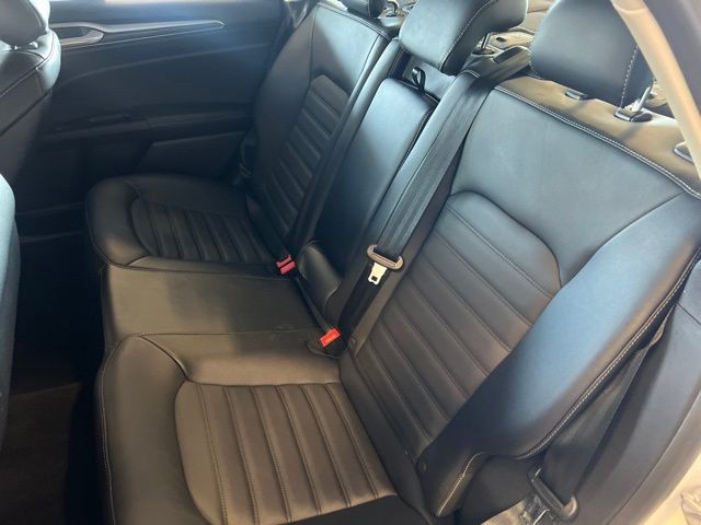 Ford Fusion Vehicle Full-screen Gallery Image 12