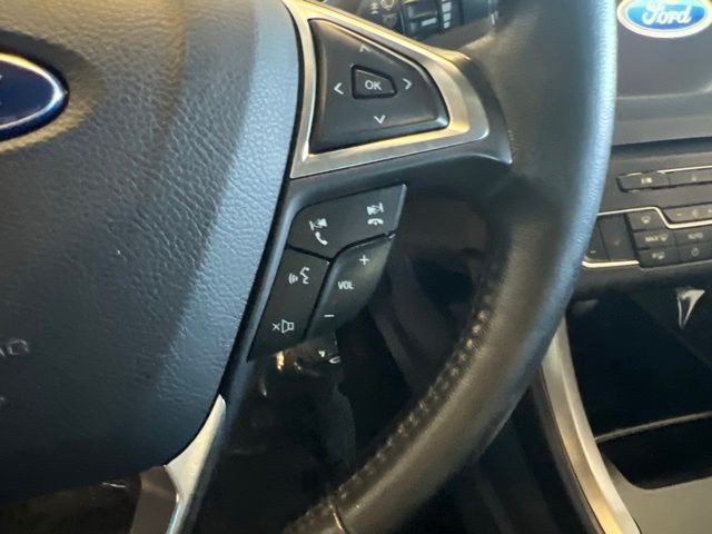 Ford Fusion Vehicle Full-screen Gallery Image 15