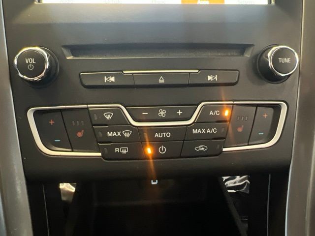 Ford Fusion Vehicle Full-screen Gallery Image 19