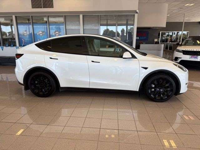 Tesla Model Y Vehicle Full-screen Gallery Image 02