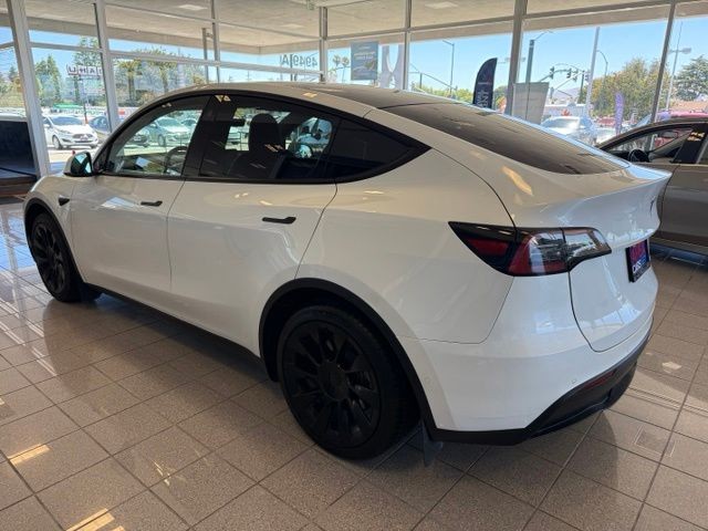 Tesla Model Y Vehicle Full-screen Gallery Image 05
