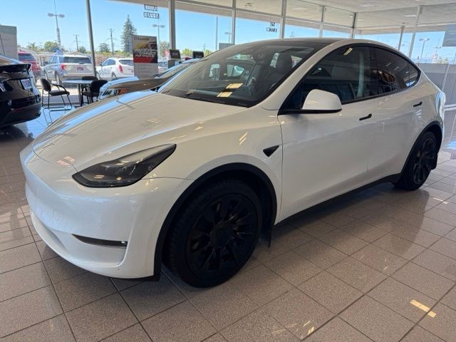 Tesla Model Y Vehicle Full-screen Gallery Image 06