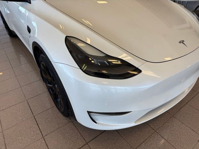 Tesla Model Y Vehicle Full-screen Gallery Image 08