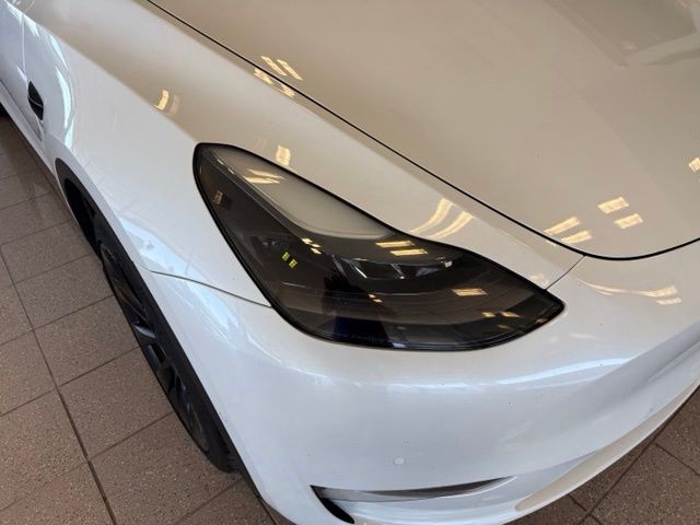 Tesla Model Y Vehicle Full-screen Gallery Image 09