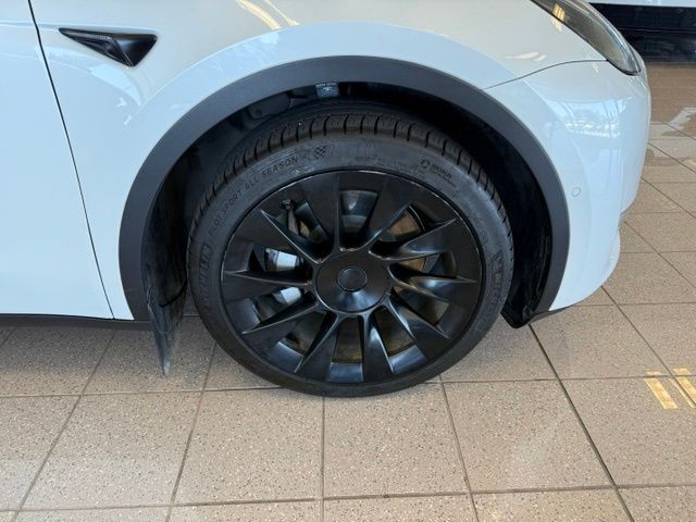 Tesla Model Y Vehicle Full-screen Gallery Image 10