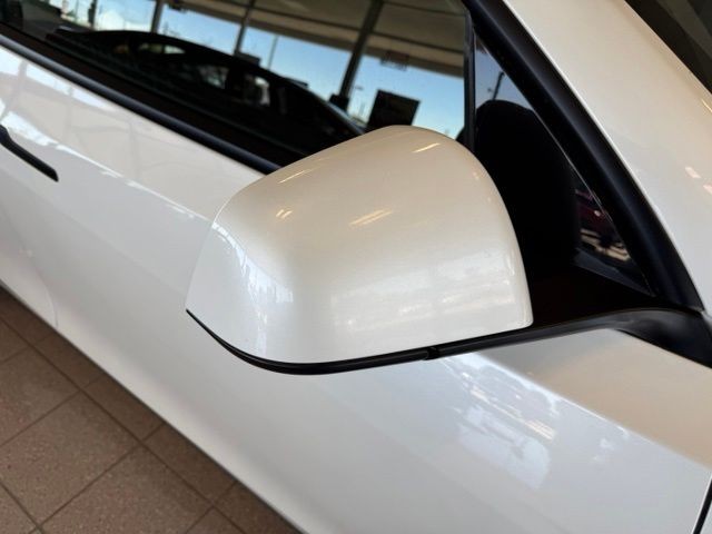 Tesla Model Y Vehicle Full-screen Gallery Image 11