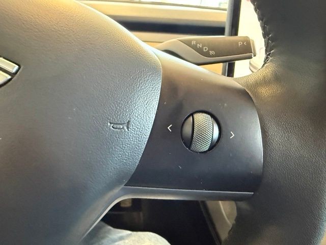 Tesla Model Y Vehicle Full-screen Gallery Image 15