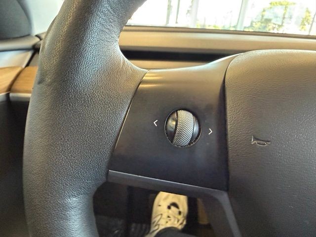 Tesla Model Y Vehicle Full-screen Gallery Image 16