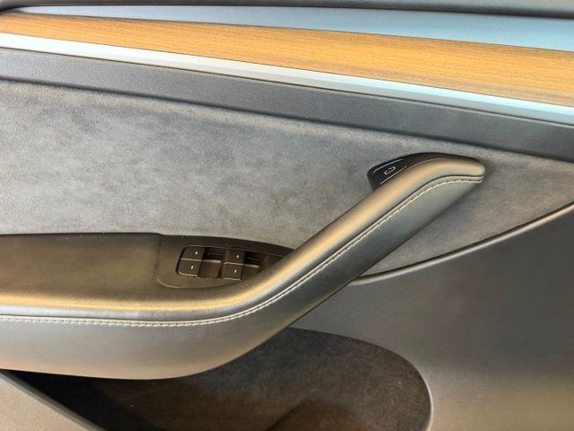 Tesla Model Y Vehicle Full-screen Gallery Image 17