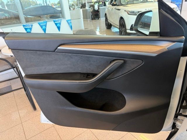 Tesla Model Y Vehicle Full-screen Gallery Image 18