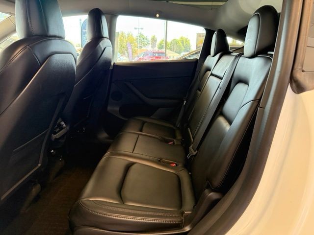 Tesla Model Y Vehicle Full-screen Gallery Image 19