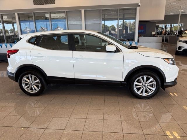 Nissan Rogue Sport Vehicle Full-screen Gallery Image 02