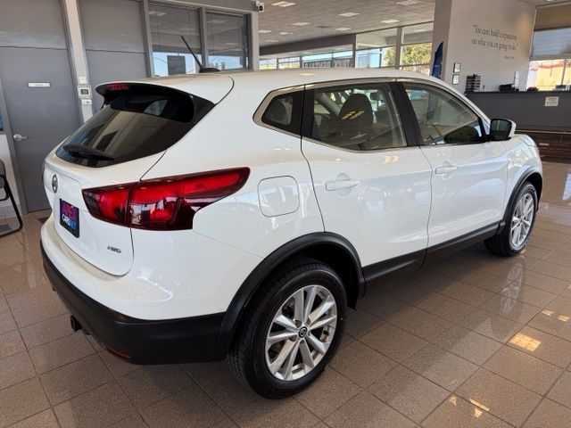 Nissan Rogue Sport Vehicle Full-screen Gallery Image 03