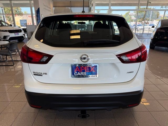 Nissan Rogue Sport Vehicle Full-screen Gallery Image 04