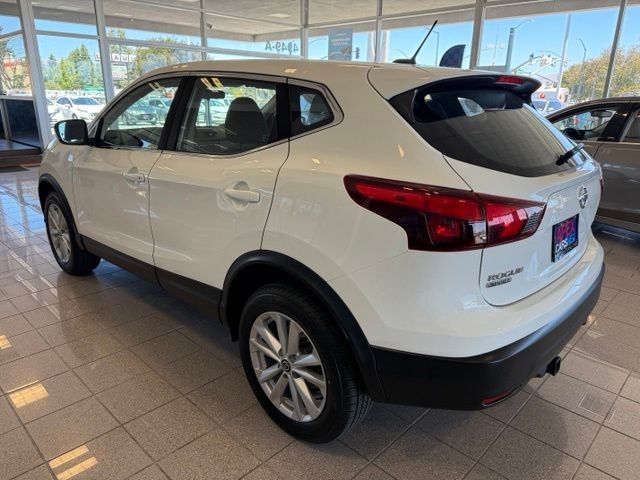 Nissan Rogue Sport Vehicle Full-screen Gallery Image 05