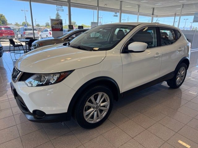 Nissan Rogue Sport Vehicle Full-screen Gallery Image 06