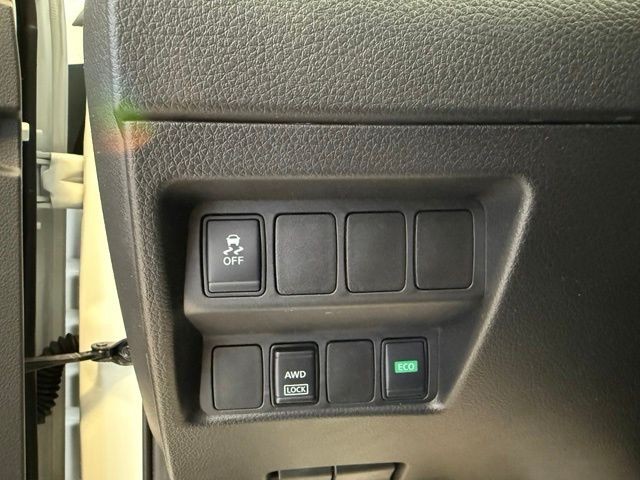 Nissan Rogue Sport Vehicle Full-screen Gallery Image 19