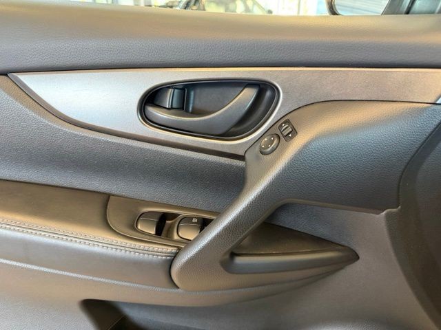 Nissan Rogue Sport Vehicle Full-screen Gallery Image 20