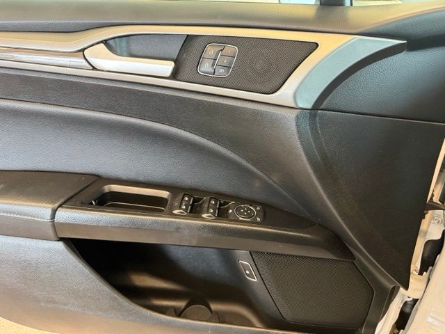 Ford Fusion Hybrid Vehicle Full-screen Gallery Image 17