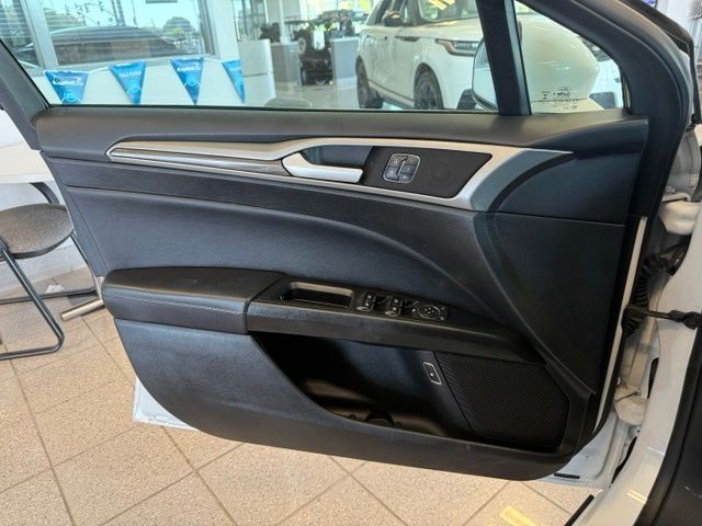 Ford Fusion Hybrid Vehicle Full-screen Gallery Image 18