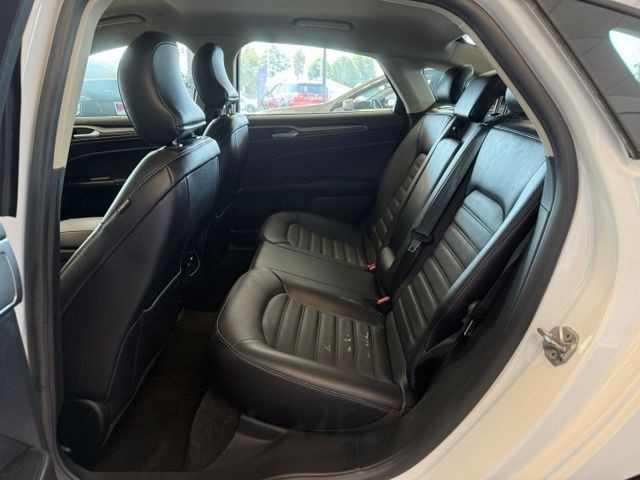 Ford Fusion Hybrid Vehicle Full-screen Gallery Image 19