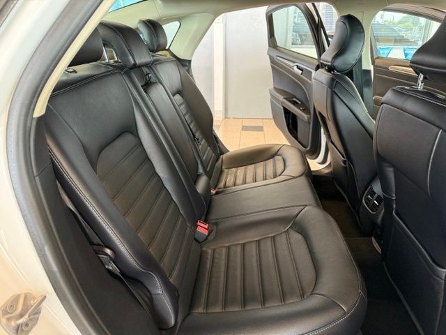 Ford Fusion Hybrid Vehicle Full-screen Gallery Image 20