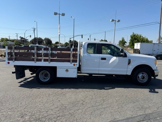 Ford Super Duty F-350 DRW Vehicle Full-screen Gallery Image 02