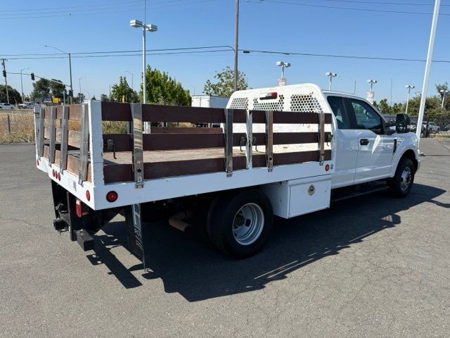 Ford Super Duty F-350 DRW Vehicle Full-screen Gallery Image 03