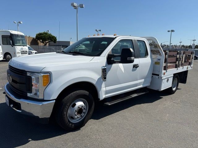 Ford Super Duty F-350 DRW Vehicle Full-screen Gallery Image 07
