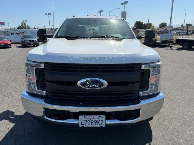 Ford Super Duty F-350 DRW Vehicle Full-screen Gallery Image 08