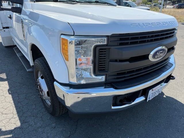 Ford Super Duty F-350 DRW Vehicle Full-screen Gallery Image 09