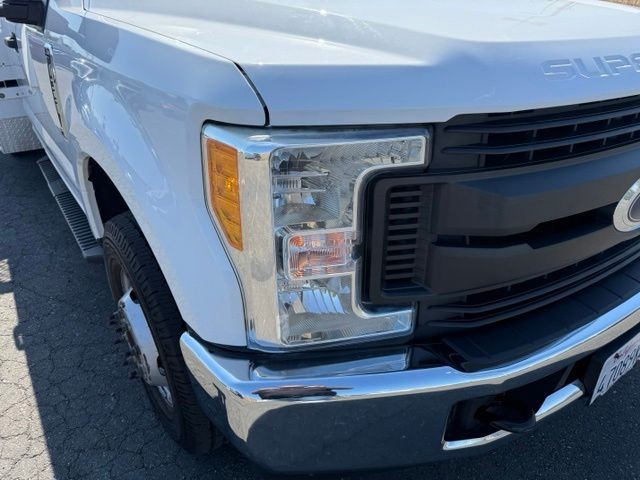 Ford Super Duty F-350 DRW Vehicle Full-screen Gallery Image 10